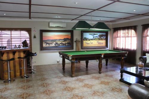 比勒陀利亚格兰查帕拉尔旅馆的客厅配有台球桌