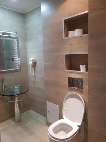克卢日-纳波卡Apartament Verde的一间带卫生间和水槽的浴室