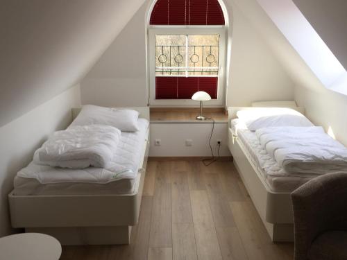 青斯特3-Zi-Ferienwohnung Piratennest 2的带窗户的客房内的两张床