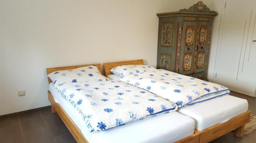 图尔恩Privatzimmer Jarosch的一张床上有两个枕头的房间