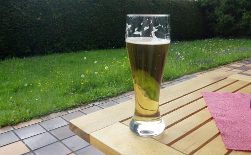 法尔先特Farchant-Zugspitze的坐在桌子上喝杯啤酒