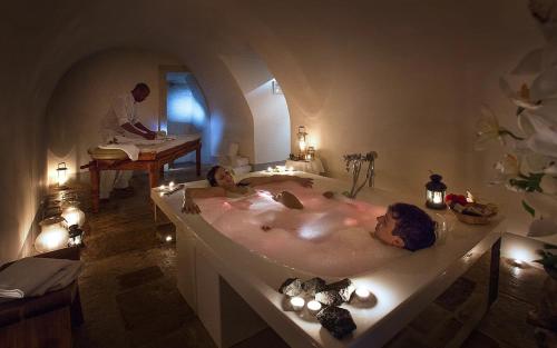 诺尔恰城堡塞内卡宫罗莱夏朵精品酒店的两人在浴室的浴缸里