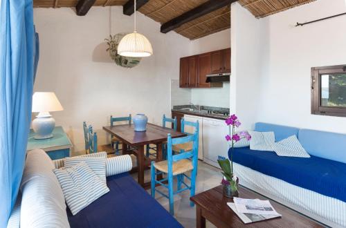 巴哈撒丁岛Residence I Cormorani Alti的客厅配有蓝色的沙发和桌子