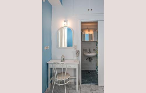 提诺斯普拉西诺奥尼罗公寓的浴室配有盥洗盆和带镜子的梳妆台
