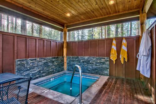 南太浩湖黑熊住宿加早餐旅馆的木制房屋内的游泳池,拥有木制天花板