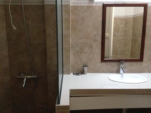 梅塞德斯Apartamento en el centro de mercedes URUGUAY的浴室配有盥洗盆和带镜子的淋浴