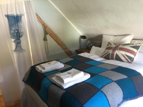 KerpenAll Seasons Bed & Breakfast的一间卧室配有带毛巾的床