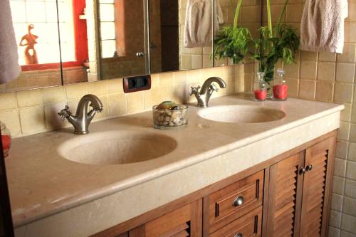 拉拉古纳Luxury house in the heart of Tenerife的浴室设有2个水槽和镜子