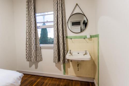 塔姆沃思塔姆沃思酒店的一间带水槽和镜子的浴室