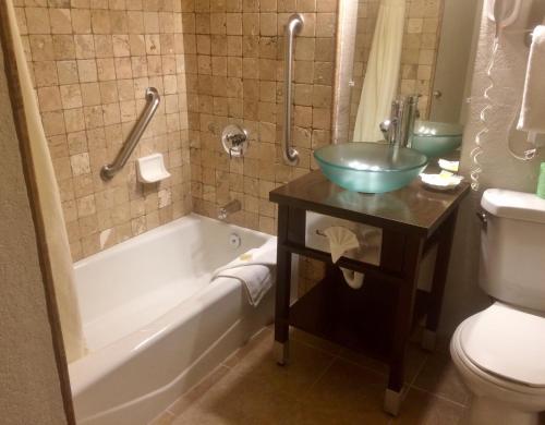 蒙特雷罐头厂街酒店的带浴缸、盥洗盆和卫生间的浴室