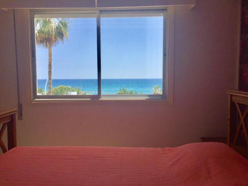 利马索尔Sea View Apartment的一间卧室设有海景窗户