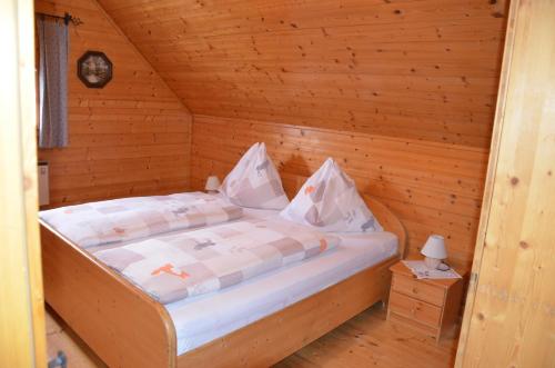 多内尔斯巴赫瓦尔德Ferienhaus Anna的小木屋内一间卧室,配有一张床