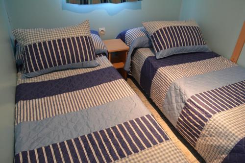 代穆斯冒险海滩露营地的一间房间里三张床的组合