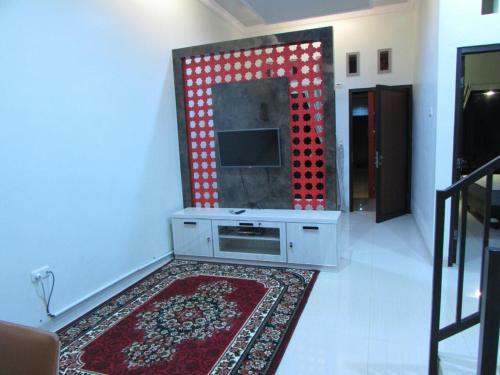 普卡希阿利亚扎姆扎姆别墅假日公园的一间带电视和地毯的客厅