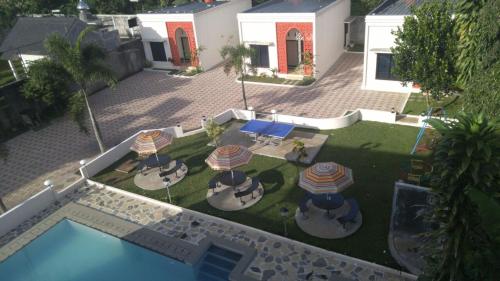普卡希阿利亚扎姆扎姆别墅假日公园的享有后院的空中景致,设有游泳池和遮阳伞