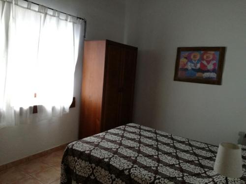 巴列埃尔莫索Casa Rural Arguamul的一间卧室设有一张床和一个窗口