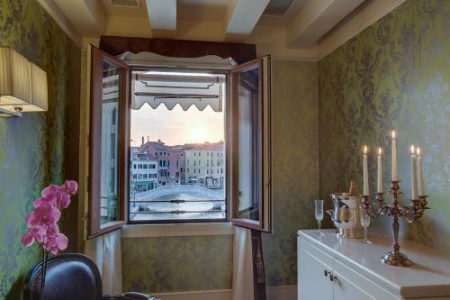 威尼斯摩里斯科酒店的客房设有一个享有桥梁景致的窗户。