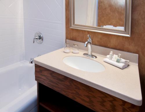 安蒂戈尼什安蒂岗尼希海洋酒店的浴室配有盥洗盆和浴缸。