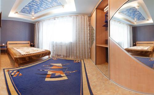 鄂木斯克Omsk Sutki Apartments on 70 let oktyabrya 16/4的带两张床和镜子的客房