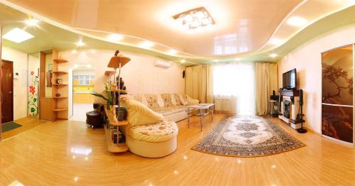 鄂木斯克Omsk Sutki Apartments on 70 let oktyabrya 16/4的带沙发和电视的客厅