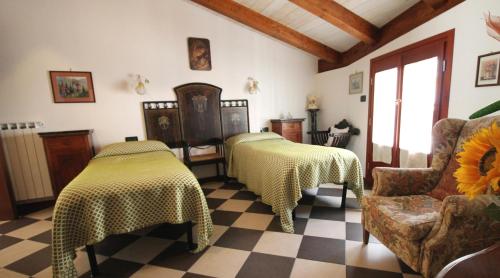 Molini di TrioraAlbergo Santo Spirito的一间带两张床和 ⁇ 板的客厅