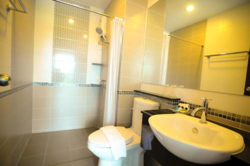 是拉差西拉酒店的一间带水槽、卫生间和镜子的浴室
