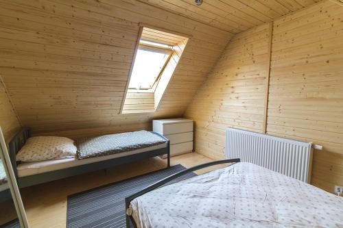 尼彻兹Domki na Pieknej的小房间设有床和窗户