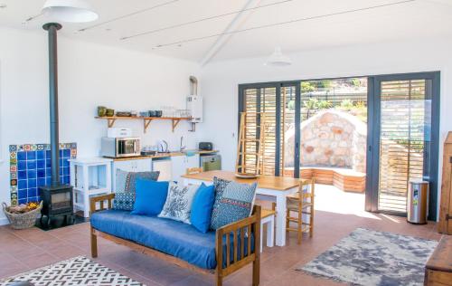 卡尔克湾Modern Beach Apartment的客厅配有蓝色的沙发和桌子