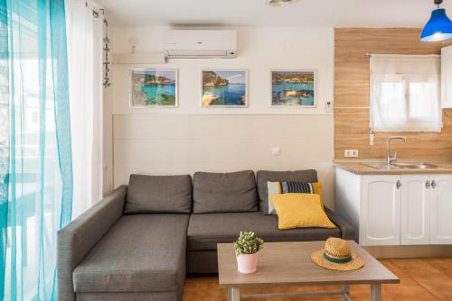 萨洛Apartamento en Salou的客厅配有沙发和桌子