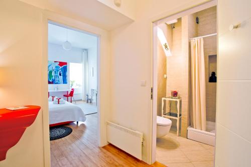 萨格勒布萨格勒布17号酒店的一间带卫生间的浴室和一间带卧室的房间