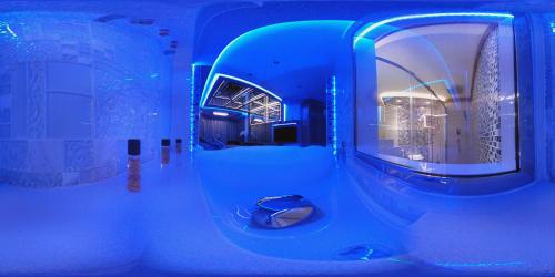 朱尼耶卡米洛特酒店的蓝色客房 - 带镜子浴缸
