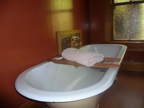 PapatowaiHilltop Accommodation Catlins的一间带浴缸的浴室,内配毛巾