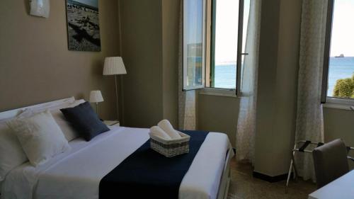 萨沃纳Luna Rooms的酒店客房设有床和窗户。