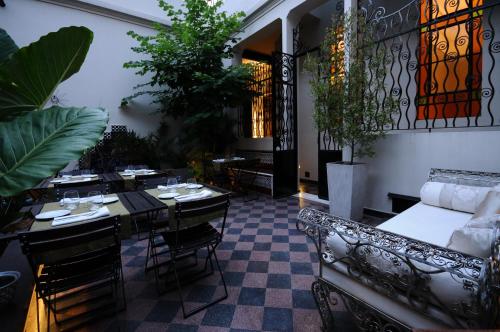 布宜诺斯艾利斯Casa Umare的一间设有桌椅的餐厅,种植了植物