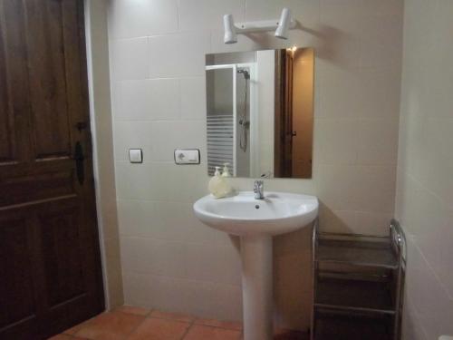 Barcial del BarcoAlbergue Turístico Las Eras的浴室设有白色水槽和镜子