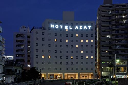 那霸那霸阿扎特酒店的一家晚上在上面标有标志的酒店