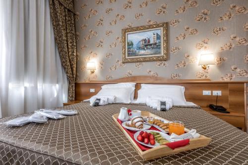 卢切拉索黎所酒店的一间酒店客房,床上放着一盘食物