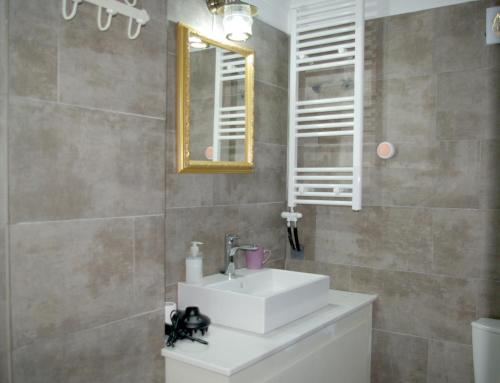 VóroiVilla Vigles的浴室设有白色水槽和镜子