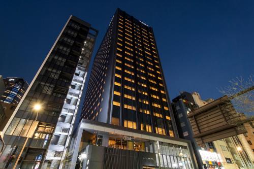 东京remm Roppongi的夜城两座高楼