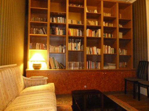 维希米德兰之家酒店的书架上书架的房间