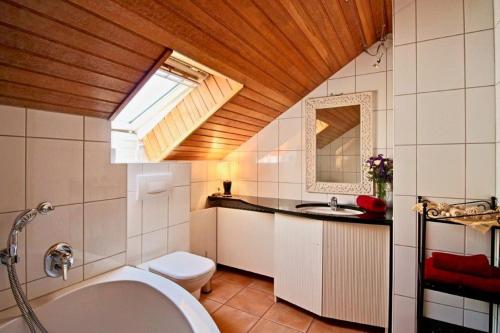 Ferienwohnung mit Seeblick und Dachterrasse in Überlingen的一间浴室