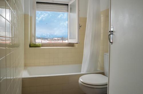 Nazaré Hostel - Rooms & Dorms的一间浴室