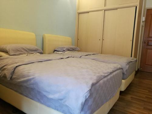 峇六拜槟城峇六拜维斯塔纳度假屋的卧室内两张并排的床