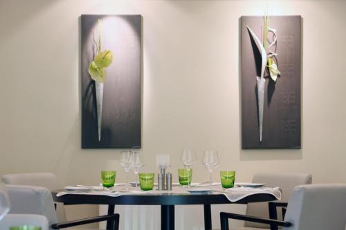 莫斯特约勒斯缪斯和罗齐尔酒店的用餐室配有带酒杯的桌子