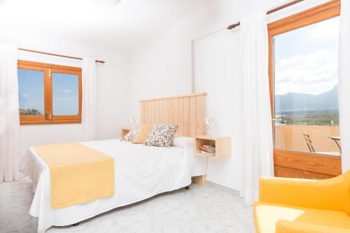 松塞拉德马里纳Can Fusteret的白色的卧室设有床和窗户