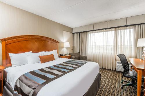 斯普林菲尔德斯普林菲尔德温德姆集团温盖特酒店的酒店客房设有一张大床和一张书桌。
