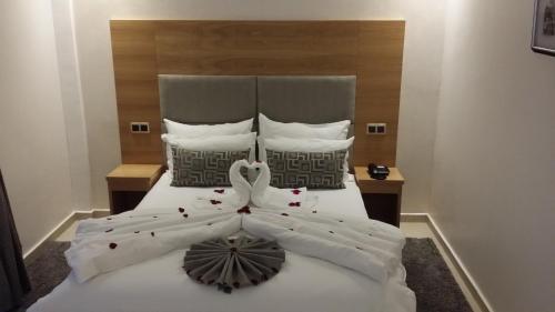 马拉喀什特雷加Spa酒店的卧室配有白色床,装饰有鲜花