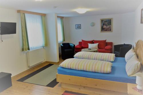 柯尼希斯湖畔舍瑙泽尔之家旅馆的客厅配有沙发和1张床