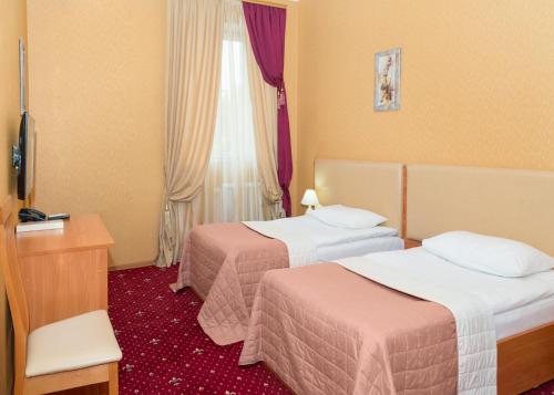 敖德萨勒尔蒙托夫斯基酒店的酒店客房设有两张床和窗户。