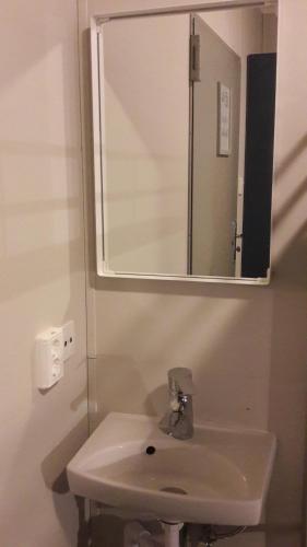 华姆斯唐吉华姆斯唐吉旅舍的浴室设有白色水槽和镜子